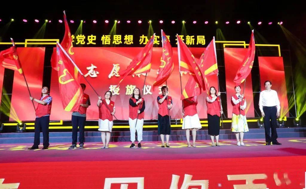 闪亮派对上的女孩